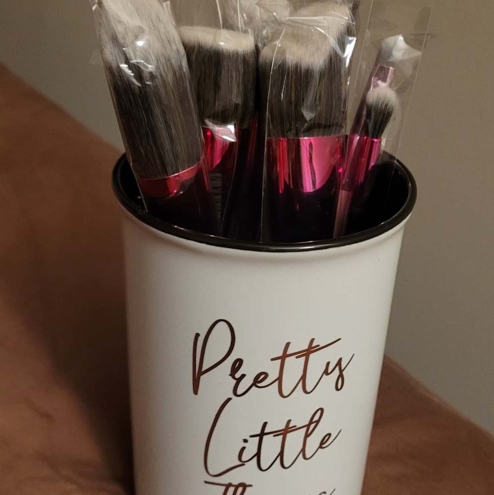 Free holder with Makeup brushes